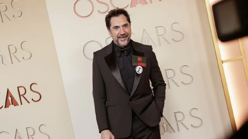 জাভিয়ের টাক্সেডোর ল্যাপেলে লেখা ছিল ‘নো টু ওয়ার’ এবং ফিলিস্তিনের প্রতি সমর্থন জানানো দুটি ব্যাজ। ছবি: সংগৃহীত 