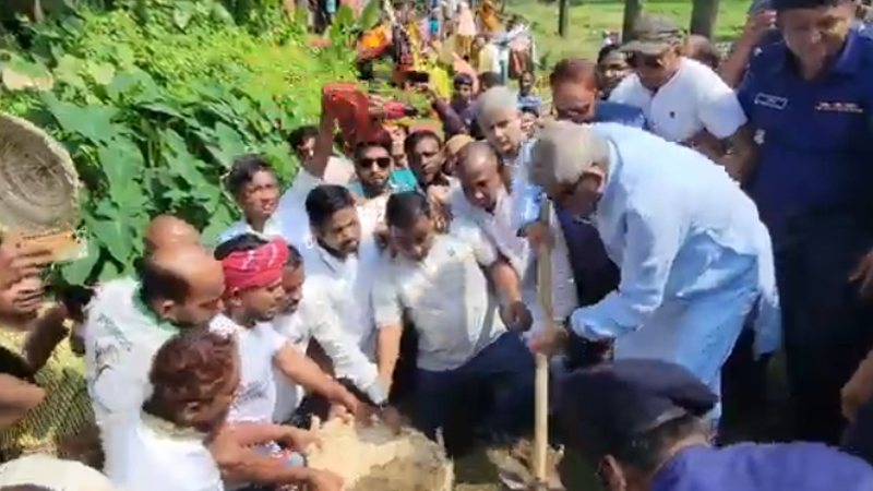নেহা নদীর পুনঃখনন কার্যক্রমের উদ্বোধনকালে মির্জা ফখরুল ইসলাম আলমগীরসহ অন্যরা। ছবি: চ্যানেল 24