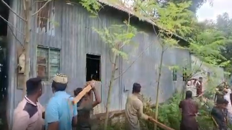 ফরিদপুরে মাদক কারবারির বাড়িঘরে বিক্ষুব্ধ এলাকাবাসীর ভাঙচুর