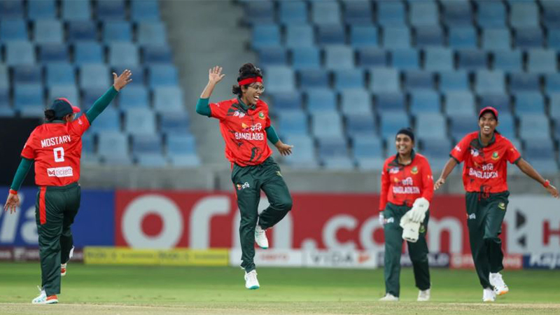 বাংলাদেশের হাসি কেড়ে নিলেন হর্ষিতা