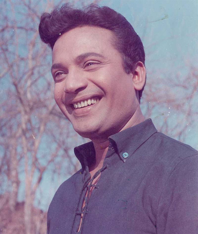 সময়ের পরিবর্তনেও উত্তমকুমারের প্রতি ভালোবাসা কমেনি কোনো প্রজন্মের দর্শকদের। তাই তো তার জন্মশতবার্ষিকীতে সোশ্যাল মিডিয়ায় সবাই স্মরণ করছেন প্রিয় নায়ককে।